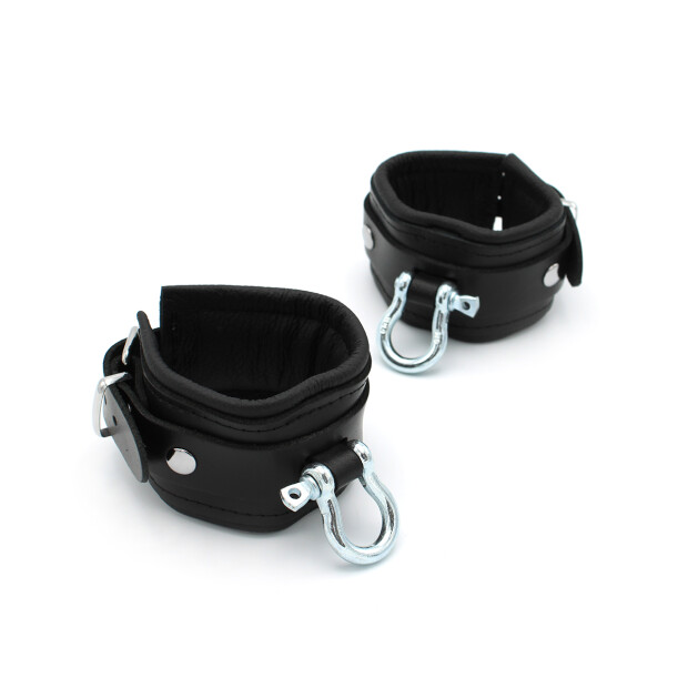 Kiotos Leather Handcuffs with Metal Shackle