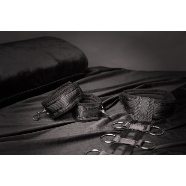 Shots - Ouch! Rückhaltegeschirr mit Halsband und Handfesseln - Schwarz